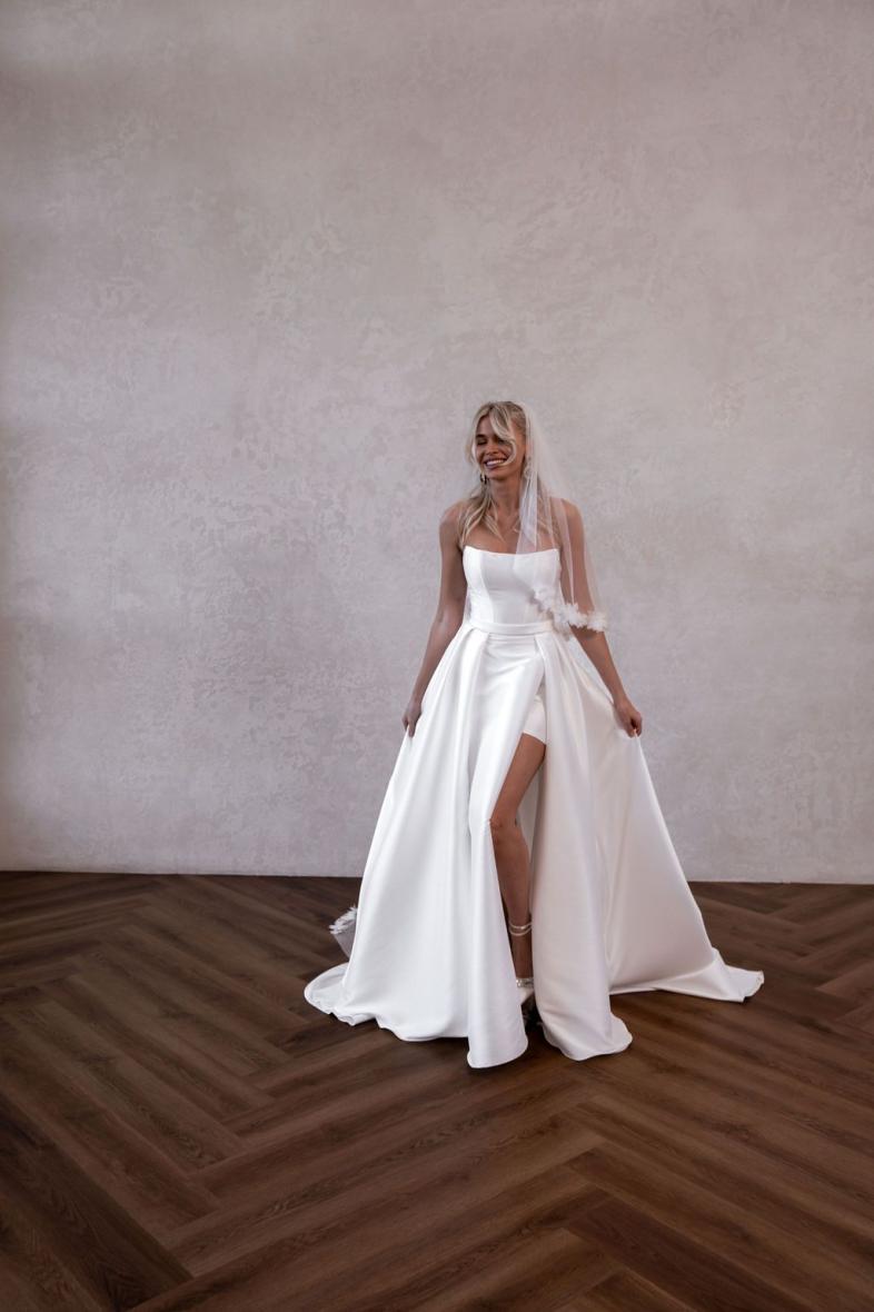 Mya overskirt Ivory size 18 (Ex sample gown)