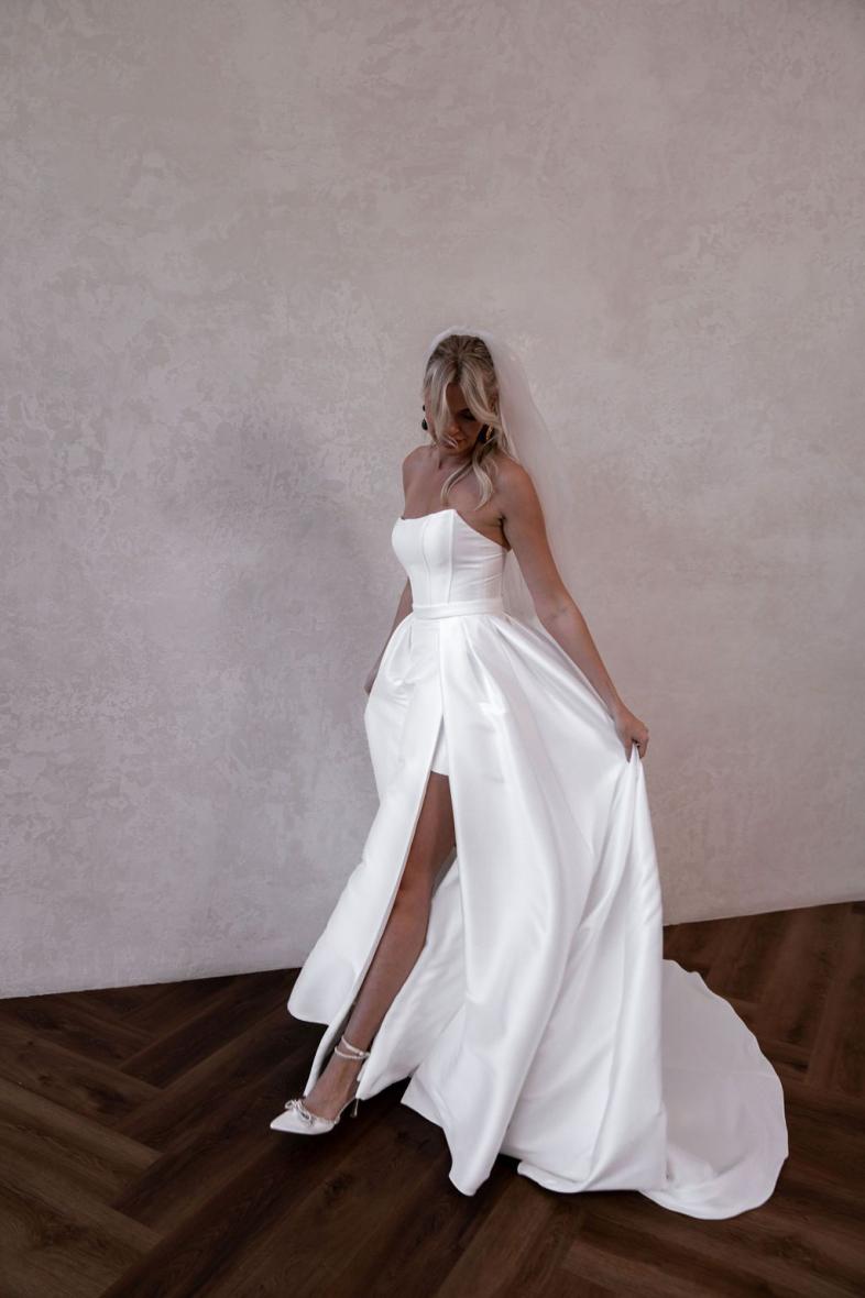 Mya overskirt Ivory size 18 (Ex sample gown)