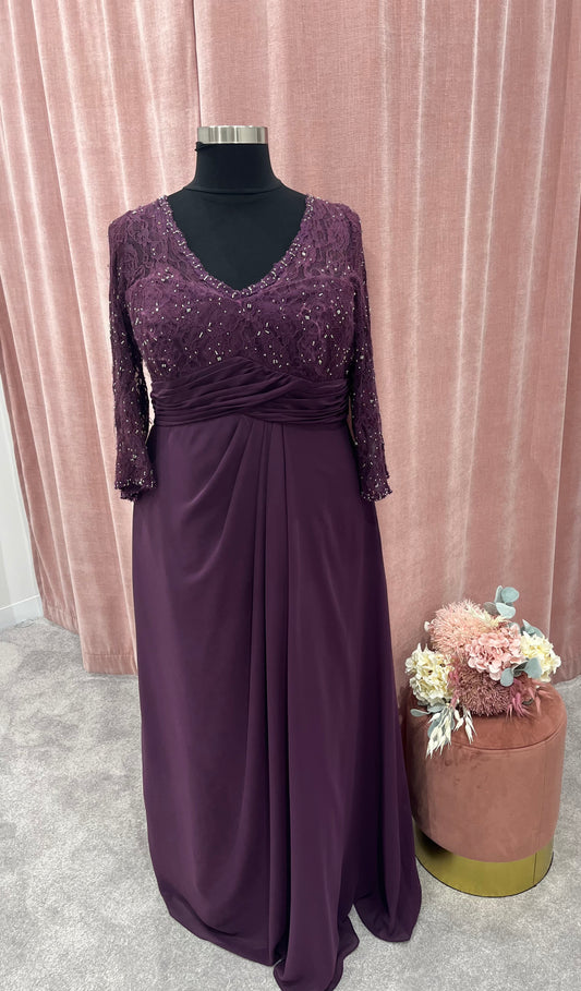 A9053 Sleeved dress Grape size 20